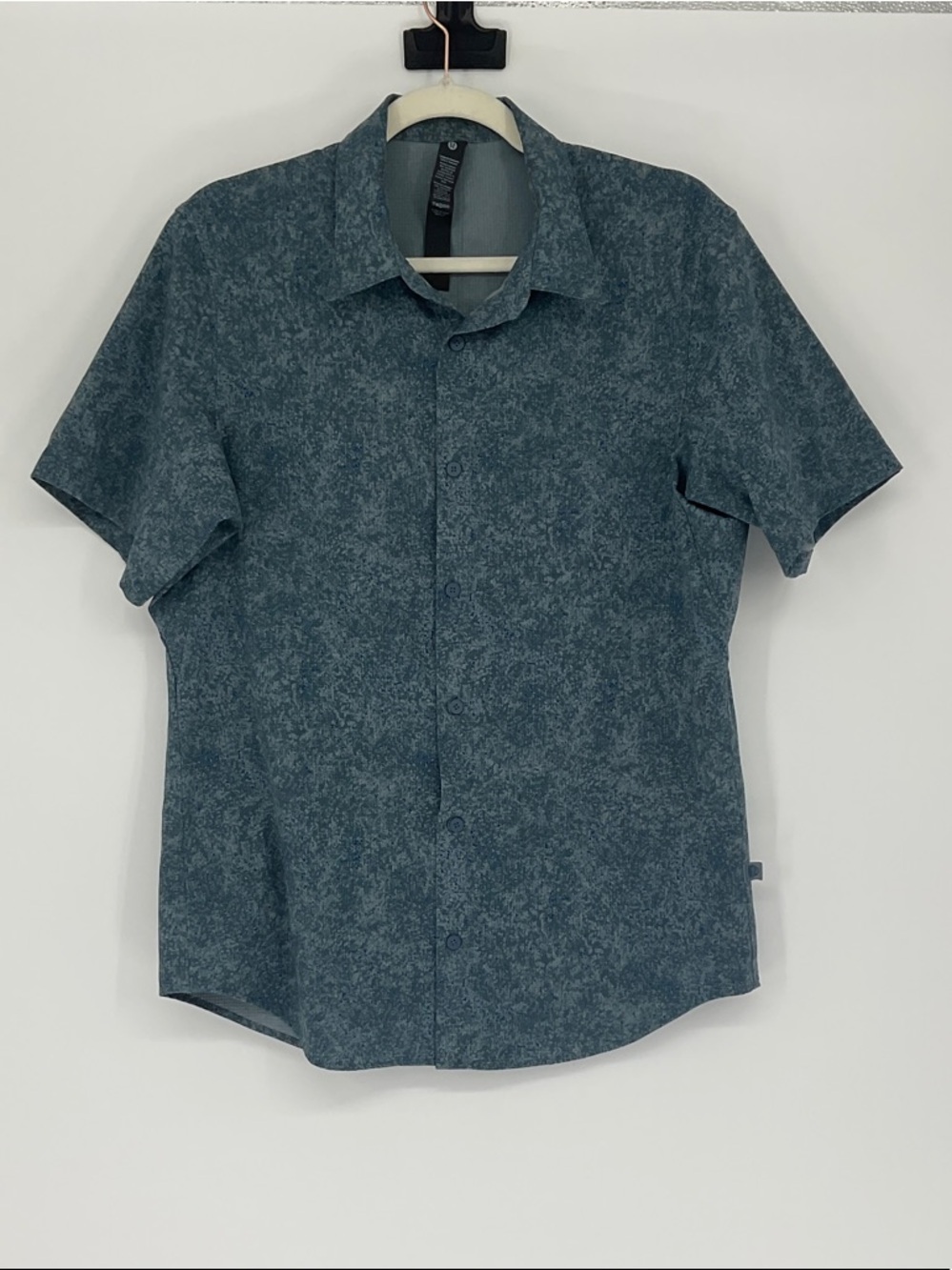 Lululemon Commission Short Sleeve Button Down Shirt M Blue Gray Print Stretch